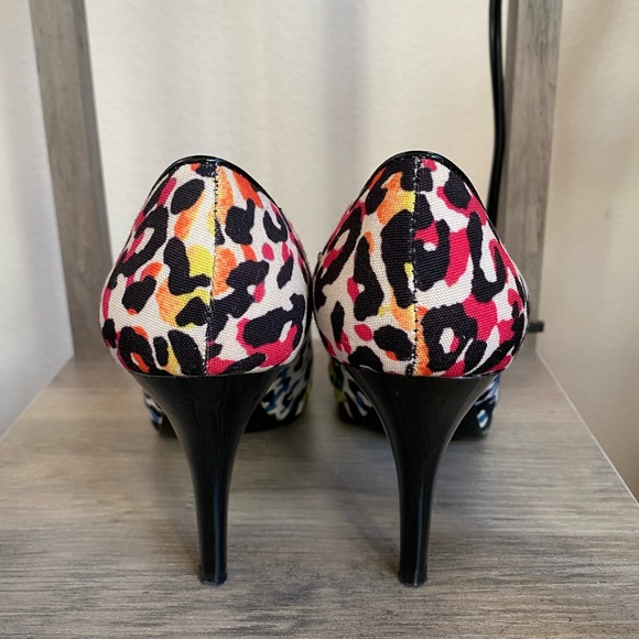 Nine West Rainbow Leopard Print Peep Toe Pumps / Heels - Picture 3 of 15